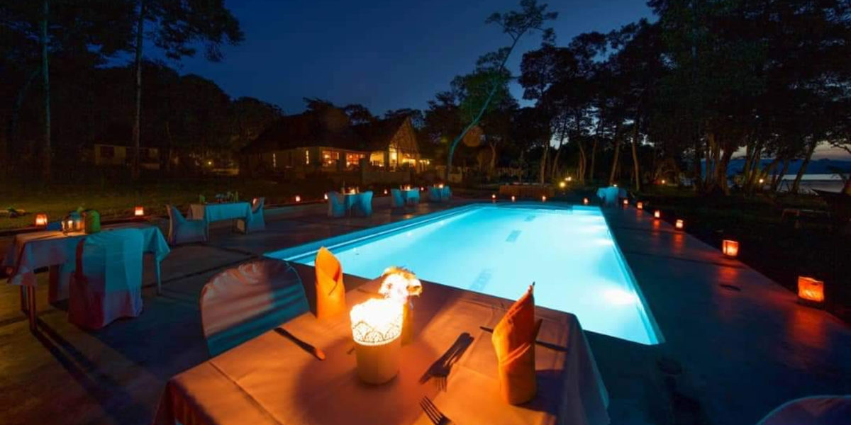 brovad-Sands Lodge-swimmping-pool-night