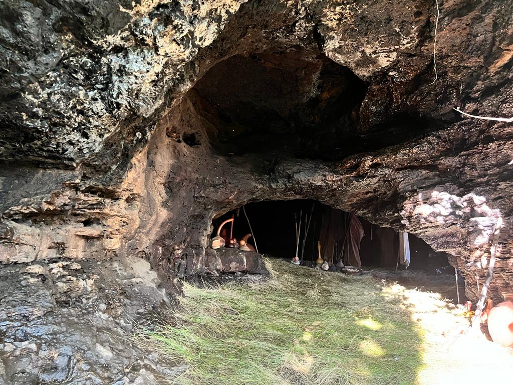 Entrance_into_the_Kiwumulo_Cave